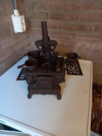 Schattig gietijzeren keukentje beschikbaar voor biedingen