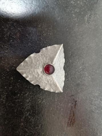 broche beschikbaar voor biedingen