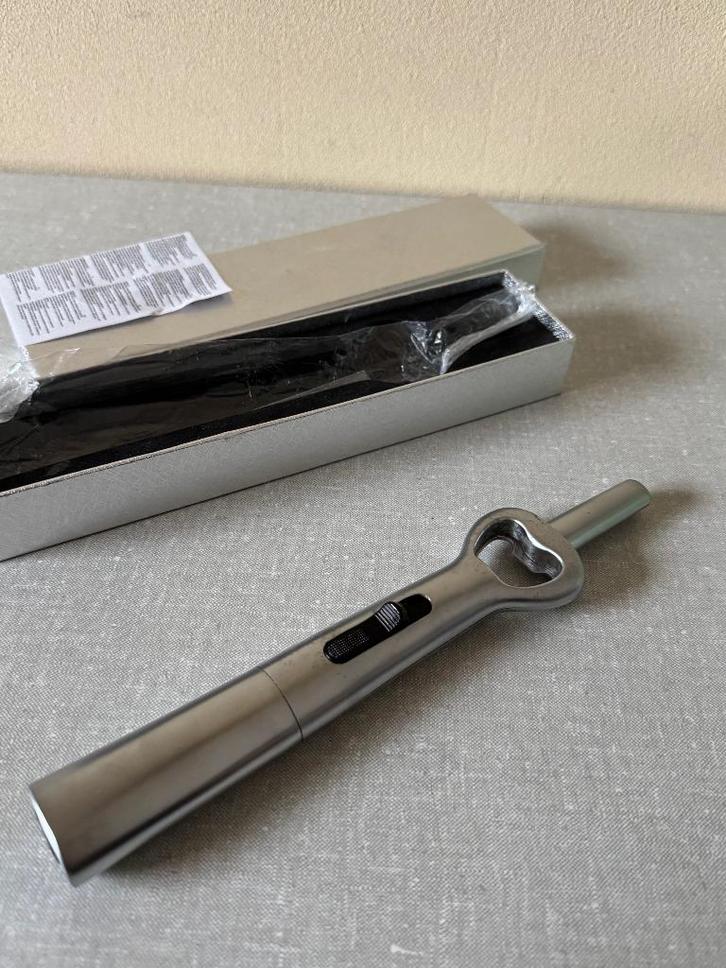 RVS flesopener met aansteker navulbaar  - opener cadeau verp, Huis en Inrichting, Keuken | Keukenbenodigdheden, Zo goed als nieuw