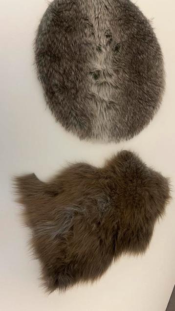 2 kleine fluffy kleedje  acryl polyester  ongeveer 35/40 cm beschikbaar voor biedingen
