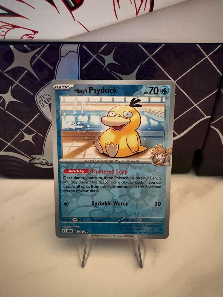 Misty's Psyduck 045/182 Reverse Holo MINT - Destined Rivals, Hobby en Vrije tijd, Verzamelkaartspellen | Pokémon, Nieuw, Losse kaart
