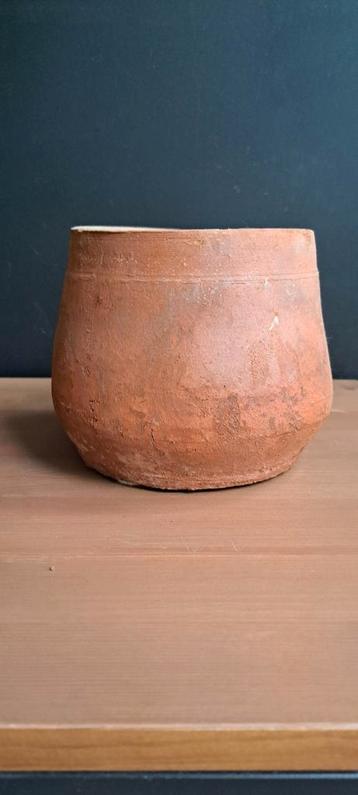 Terracotta bloempot beschikbaar voor biedingen