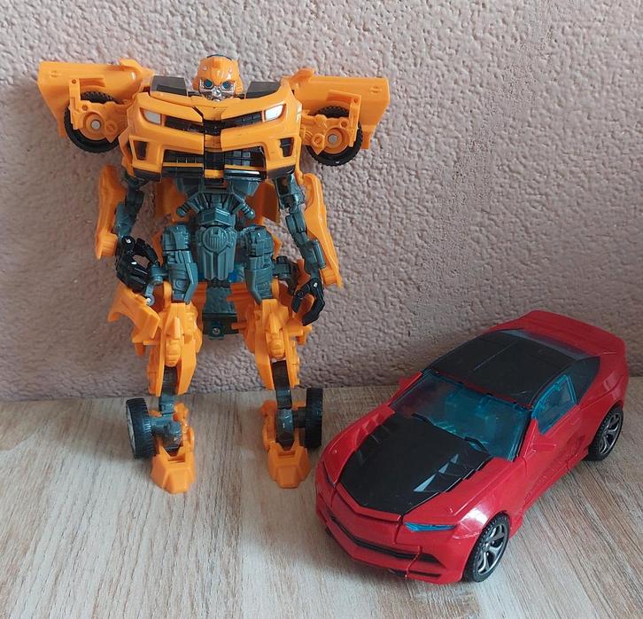 2 Transformers - Bumblebee & Stinger, Kinderen en Baby's, Speelgoed | Actiefiguren, Gebruikt, Ophalen of Verzenden
