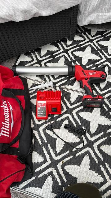 Milwaukee C18 PCG/310C-201B 18V  lijm- en kitspuit set beschikbaar voor biedingen