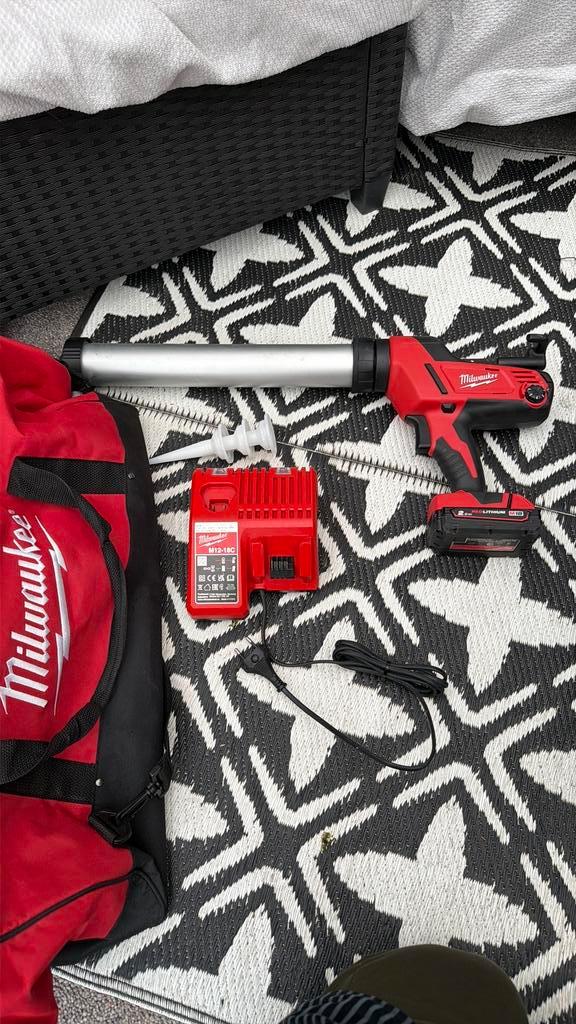 Milwaukee C18 PCG/310C-201B 18V  lijm- en kitspuit set, Doe-het-zelf en Verbouw, Gereedschap | Handgereedschap, Zo goed als nieuw
