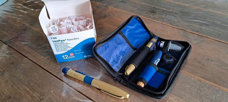 Voor huisdieren met diabetes, 2x vet pen met etui + naalden, Dieren en Toebehoren, Overige Dieren-accessoires, Zo goed als nieuw