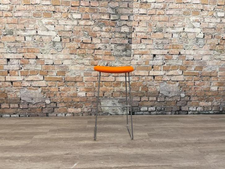 Cappellini Hi Pad Stool oranje bij TheReSales, Huis en Inrichting, Barkrukken, Zo goed als nieuw, 60 tot 90 cm, Metaal, 1 kruk