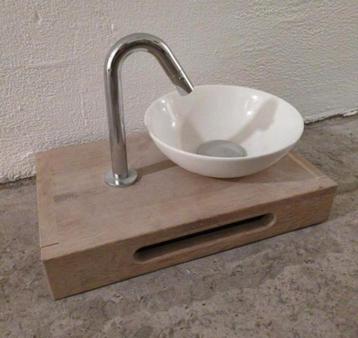 Licht eikenhouten fonteinset met waskom beschikbaar voor biedingen