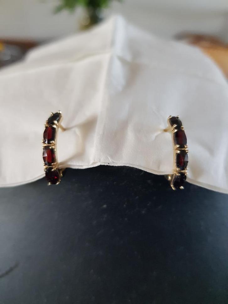 14 krt geelgouden creolen met ovaal gefacetteerde granaten, Sieraden, Tassen en Uiterlijk, Oorbellen, Zo goed als nieuw, Knopjes of Stekers