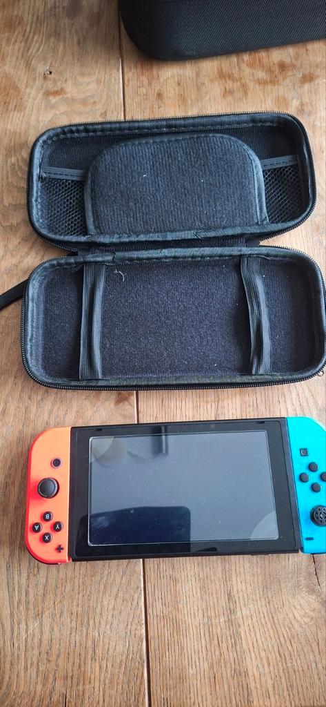 Nintendo Switch met accessoires, Spelcomputers en Games, Games | Nintendo Switch, Zo goed als nieuw, Overige genres, 3 spelers of meer