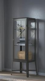 Ikea vitrinekast Fabrikor, Huis en Inrichting, Kasten | Vitrinekasten, Ophalen, Met deur(en), 100 tot 150 cm, 50 tot 100 cm