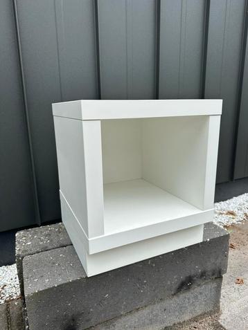 Nachtkastje wit beschikbaar voor biedingen