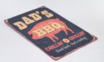 Dad's BBQ barbecue reclamebord van metaal wandbord deco, Info@deconoord.nl, Deco Noord, Nieuw, Ophalen of Verzenden