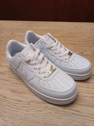 Witte Sneakers.  Maat: 39 beschikbaar voor biedingen