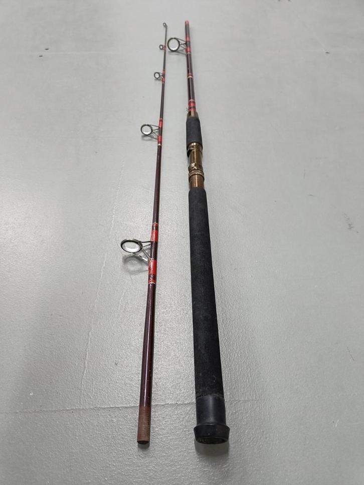 Mooie klassieke spinhengel 2.50m 2-del. Tot  50gr., Watersport en Boten, Hengelsport | Roofvissen, Zo goed als nieuw, Werphengel
