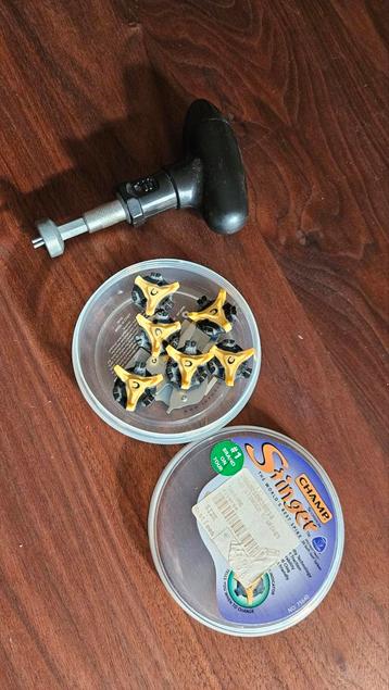 Champ Stinger Golf Spikes met Sleutel beschikbaar voor biedingen