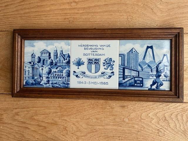 Tegeltableau 40 jarige herdenking bevrijding Rotterdam 1985, Antiek en Kunst, Antiek | Wandborden en Tegels, Ophalen of Verzenden