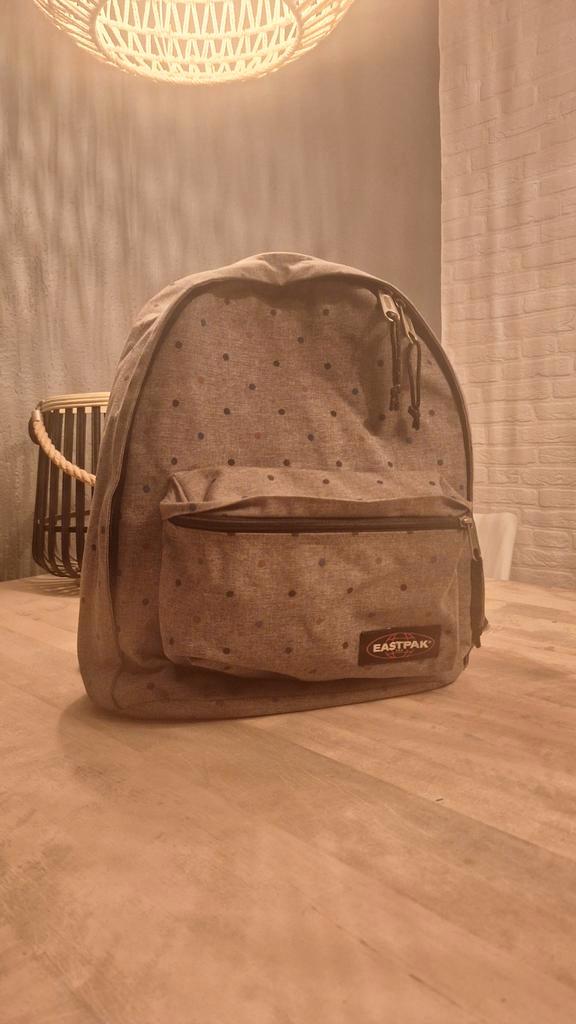 Eastpak rugzak – grijs met polka dots, met laptopvak, Sieraden, Tassen en Uiterlijk, Tassen | Rugtassen, Gebruikt, Eastpak, 25 tot 40 cm