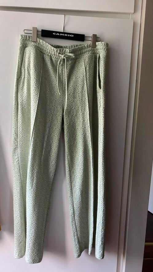 Norah. Lichtgroene broek met wijde pijpen. Maat 42/44, Kleding | Dames, Broeken en Pantalons, Zo goed als nieuw, Maat 42/44 (L)