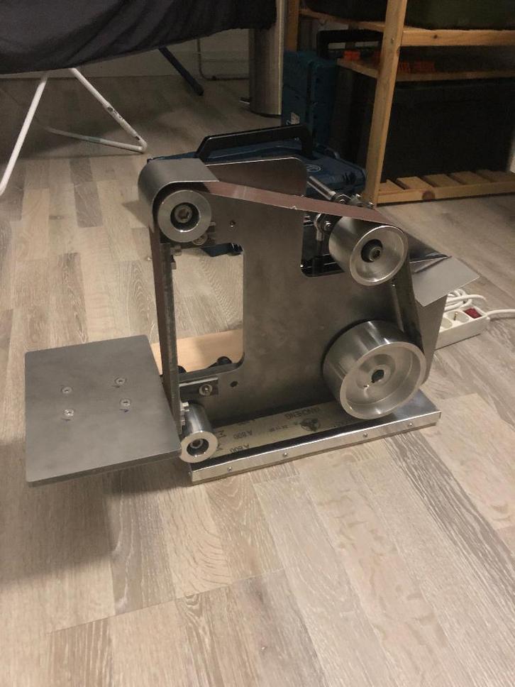 Schuurmachine (band) voor metaal. 1100w, Doe-het-zelf en Verbouw, Gereedschap | Schuurmachines, Nieuw, Bandschuurmachine, 600 tot 1200 watt