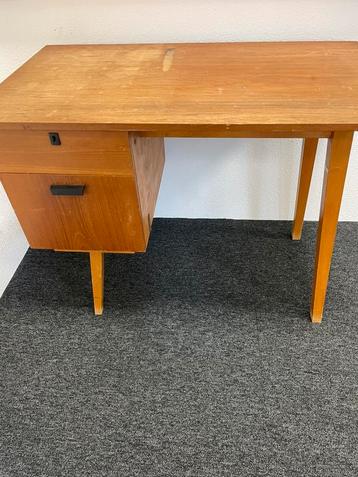 Vintage bureautje beschikbaar voor biedingen