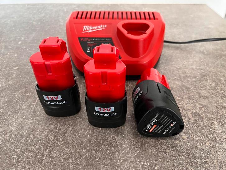 Milwaukee acculader + 3 x accu voor M12 gereedschap, Doe-het-zelf en Verbouw, Gereedschap | Boormachines, Nieuw, Overige typen