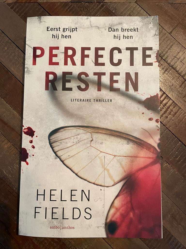 Perfecte Resten - Helen Fields, Literaire Thriller, Ophalen of Verzenden, Zo goed als nieuw, Nederland