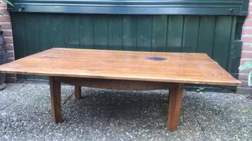 Antieke salontafel heel decoratief met brandvlek . beschikbaar voor biedingen
