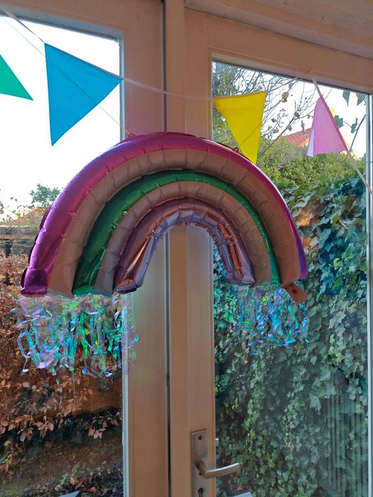 Gratis: cijfer 6 kaarsje + cijfer 6 en regenboog ballon, Huis en Inrichting, Lampen | Hanglampen, Gebruikt, Minder dan 50 cm, Ophalen