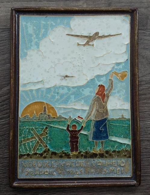 Jaar 1945 Bevrijding Nederland Tweede Wereldoorlog Tegel, Antiek en Kunst, Antiek | Wandborden en Tegels, Ophalen of Verzenden