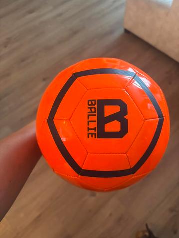 Balloe smartbal van Touzani met app beschikbaar voor biedingen