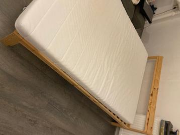 Ikea bedframe NEIDEN met matras en lattenbodems - afbeelding 2