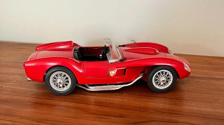 vier verschillenden modelauto's, Hobby en Vrije tijd, Modelauto's | 1:18, Zo goed als nieuw, Overige merken, Ophalen of Verzenden