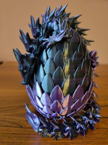 Flexibele draak met drakenei beschikbaar voor biedingen