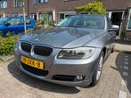 BMW 3-Serie 2.0 I 318 105KW 2009 Grijs, Auto's, 65 €/maand, Zwart, Origineel Nederlands, Handgeschakeld