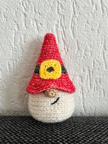 Kleine kerstkabouter beschikbaar voor biedingen