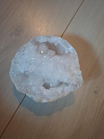 Witte Kwarts Geode beschikbaar voor biedingen