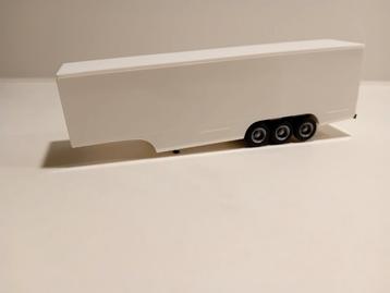 Albedo oplegger wit met beplating onderaan kermis circus  beschikbaar voor biedingen