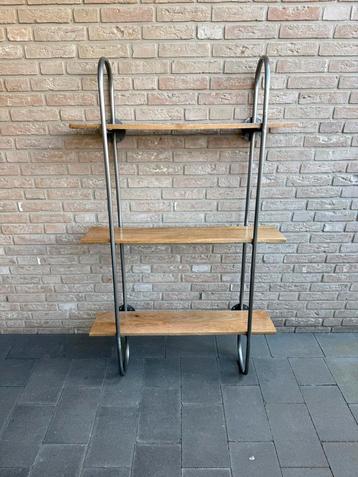 Wandrek industrieel met hout beschikbaar voor biedingen