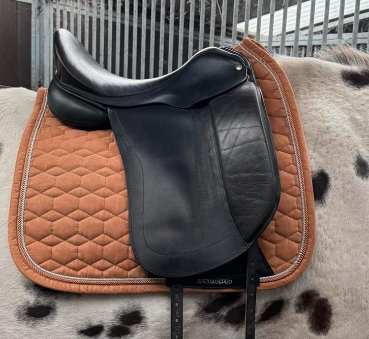 Custom monoblad dressuur zadel 17,5 inch, Dieren en Toebehoren, Paarden en Pony's | Zadels, Gebruikt, Dressuur, Ophalen