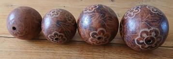 Set van 4 vintage terracotta ballen, handgegraveerd beschikbaar voor biedingen