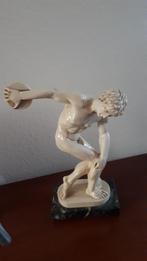 Discuswerper op sokkel, Antiek en Kunst, Ophalen of Verzenden