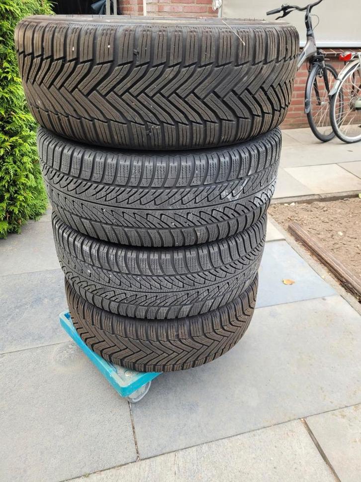 Winterbanden 215/55/16 op velg o.a. Ford mondeo, Auto diversen, Autosport-onderdelen, Gebruikt, Ophalen