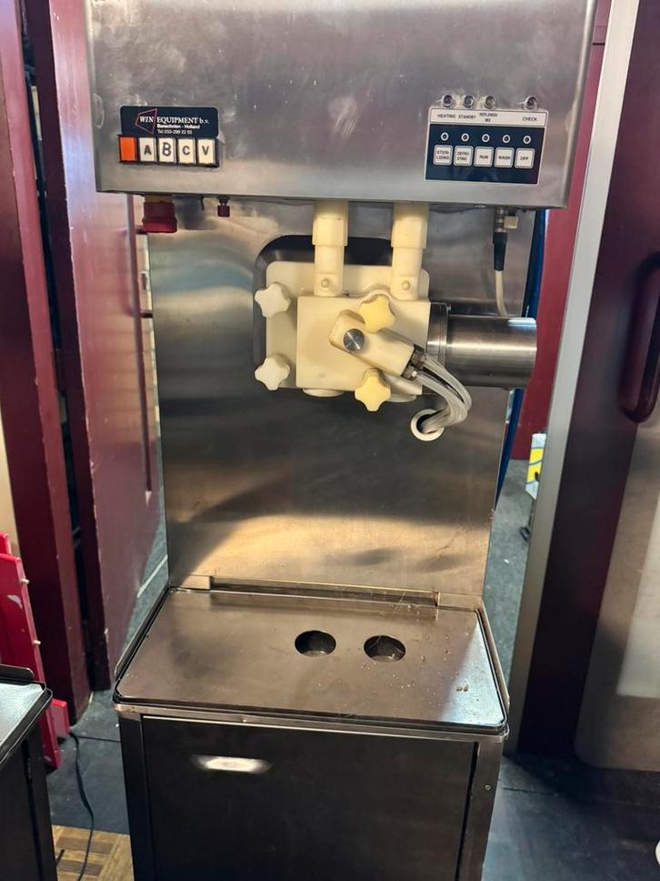 Softijsmachine Nissei 330W, Witgoed en Apparatuur, IJsmachines, Gebruikt, Zelfvriezend, Ophalen