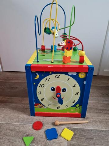 Grote speelkubus beschikbaar voor biedingen