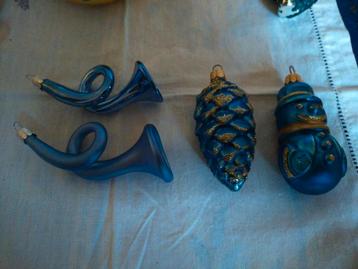 Blauwe glazen  Trompet, dennenappel, sneeuwpop p s €1.50.-  beschikbaar voor biedingen