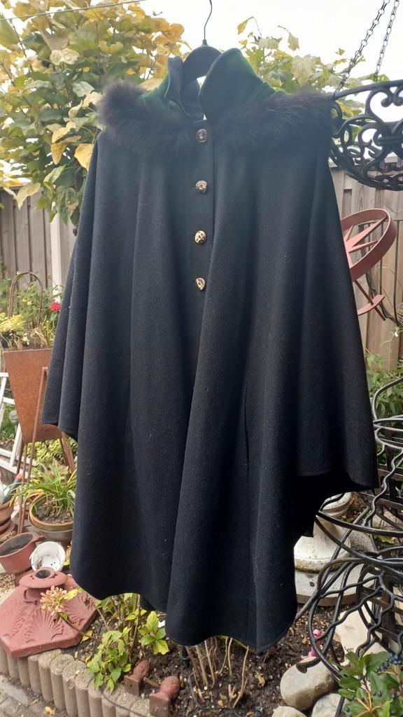 Nieuwe Stola/Cape met Bontkraag - Maat 44/46, Kleding | Dames, Jassen | Zomer, Nieuw, Maat 46/48 (XL) of groter, Zwart, Ophalen of Verzenden