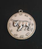 Vintage verzilverde Sterrenbeeld medaille hanger van Taurus., Ophalen of Verzenden, Zilver, Overige voorstellingen