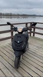 Scooter,Inclusief gratis windscherm, helm en art 2 slot, Gebruikt, Maximaal 45 km/u, Zip, Ophalen of Verzenden