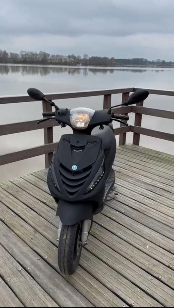 Scooter,Inclusief gratis windscherm, helm en art 2 slot, Fietsen en Brommers, Scooters | Piaggio, Gebruikt, Zip, Maximaal 45 km/u